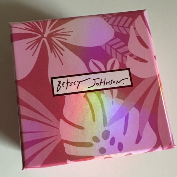 BETSEY JOHNSON GOLD PLATED ORCHID STRETCH COCKTAIL RING - NWT - Picture 4 of 8